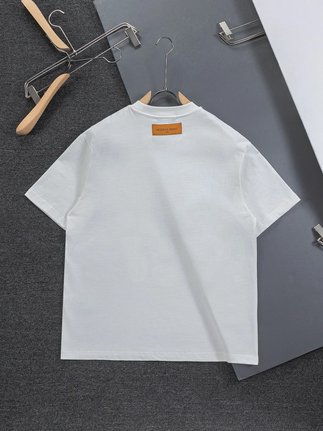 🅿️190 Louis Vuitton 1V LV micro-wide version S-XL LV 26ss New product counters are on the shelves at the same time Multi-process digital direct printing Various travel patches on the chest Micro-stamp printing Round-neck short-sleeved T-shirts, the same style for men and women! Consigned to one-to-one creation. Synchronized with the official website, pure cotton fabrics at the counter! It is close to the skin and comfortable, durable and easy to wear. It has a classic and simple logo design and meticulous original craftsmanship. Short-sleeves, a must-have item for men, do not appear to be the same for the general public, but must be unique and eye-catching. This LV short-sleeve is all about quality, comfort, the same shape and fashion as always, including fabrics and cutting techniques. All of them have been made with great effort! 320 grams of washed pure cotton fabric, pure cotton is breathable, very refreshing and comfortable for daily wear. The rib knitting on the neckline is smooth and tight, and the neckline will not be skewed if you toss it at will. The loose version, you will find that it looks really good on the upper body. The overall is minimalist and neat, super versatile for daily use! Pair it casually with a pair of pants for a youthful look. A T-shirt will make your outfit crazy. It is a fashionable item that can never go wrong! Color: Black White Gray Size: S-XL Size chart: S: Shoulder width 50-Bust 56-Length 70 M: Shoulder width 52-Bust 57-Length 72 L: Shoulder width 54-Bust 59-Length 74 XL: Shoulder width 56-Bust 62-Length 76